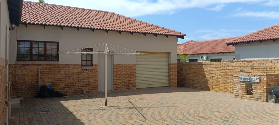 To Let 3 Bedroom Property for Rent in Flamwood North West